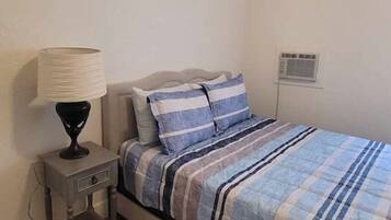 Escritorio, tabla de planchar con plancha, wifi y ropa de cama