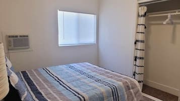 Desk, iron/ironing board, WiFi, bed sheets