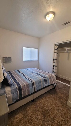 Desk, iron/ironing board, WiFi, bed sheets