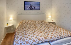 2 bedrooms, travel crib, internet, bed sheets