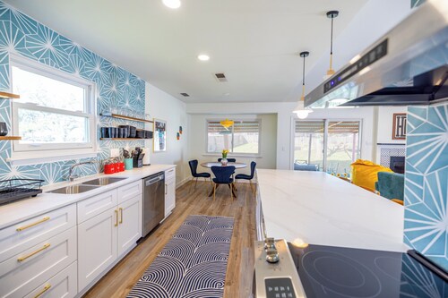 Luxury 4-bedroom Oasis with Pool, Hot Tub and Game Room