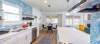 Luxury 4-bedroom Oasis with Pool, Hot Tub and Game Room