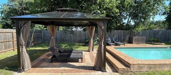 Luxury 4-bedroom Oasis with Pool, Hot Tub and Game Room