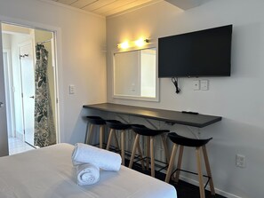 Appartement, 2 slaapkamers | Individueel gemeubileerd, een bureau, een laptopwerkplek