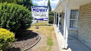 A Midway Motel sign with a private courtyard and a covered walkway. - Midway Motel Rotorua (Rotorua)