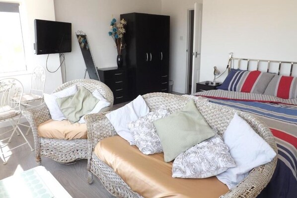 3 bedrooms, iron/ironing board, bed sheets