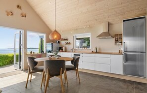 Fridge, oven, stovetop, dishwasher - Gorgeous home in Sønder Stenderup (Sønder Stenderup)