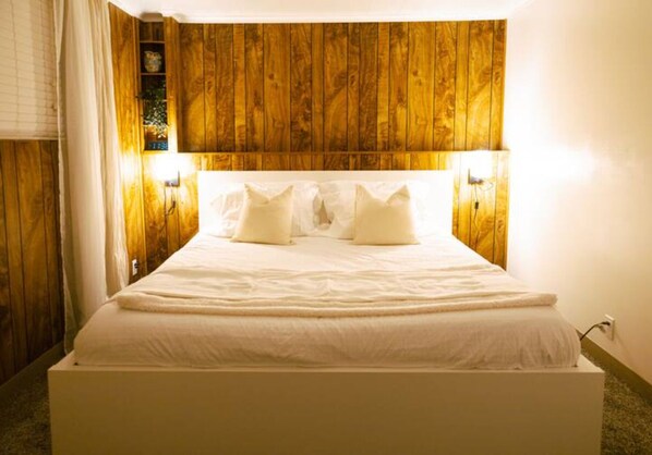 4 bedrooms, desk, iron/ironing board, travel cot - Two kitchens, patio, fenced backyard, and playground. (Salt Lake City)