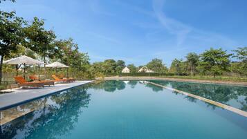 Kolam renang outdoor, dengan pengawal renang di properti