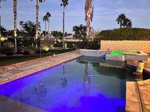 Una piscina al aire libre, una piscina climatizada