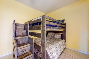 4 habitaciones, escritorio, tabla de planchar con plancha y wifi gratis