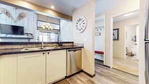 公寓客房, 多張床, 陽台, 山景 (Mammoth Ski & Rac 9) | 私人廚房 | 電冰箱、微波爐、烤箱、爐台