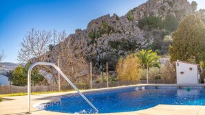 A swimming pool with a view of a rocky mountain and trees. - 2 bedroom stunning home in Montejaque (Montejaque)