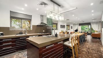 Frigorifero, microonde, forno, lavastoviglie