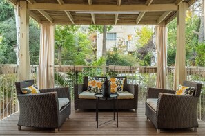Property grounds - The Super Ahad Haam By Nimizz (Jerusalem)