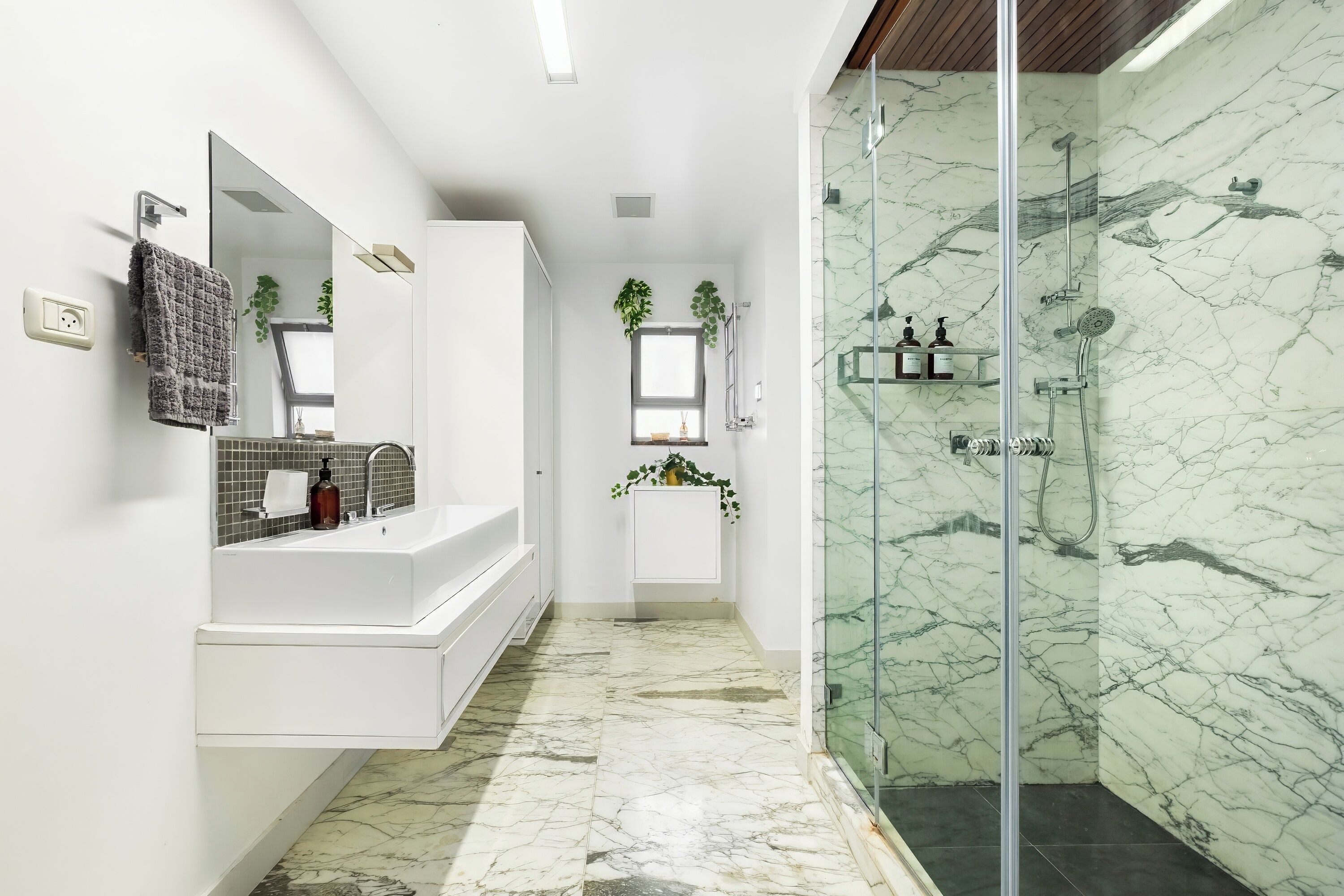 Dusche, Haartrockner, Handtücher, Seife