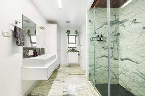 Shower, hair dryer, towels, soap - The Super Ahad Haam By Nimizz (Jerusalem)