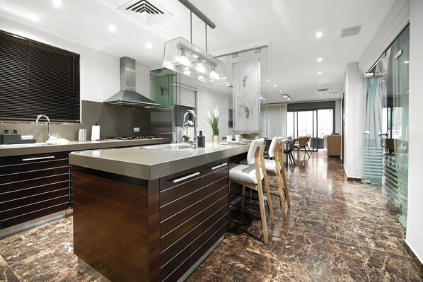 Refrigerador, microondas, horno y lavavajillas