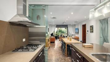 Kühlschrank, Mikrowelle, Ofen, Geschirrspüler