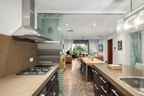 Kühlschrank, Mikrowelle, Ofen, Geschirrspüler