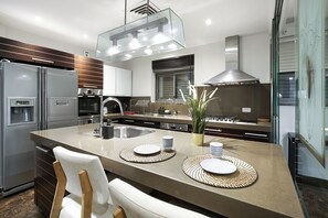 Refrigerador, microondas, horno y lavavajillas