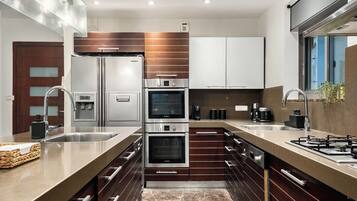 Kühlschrank, Mikrowelle, Ofen, Geschirrspüler