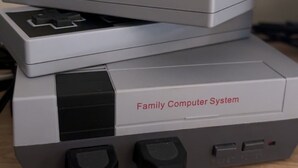 Ein Familien-Computersystem mit zwei schwarzen Netzkabeln.