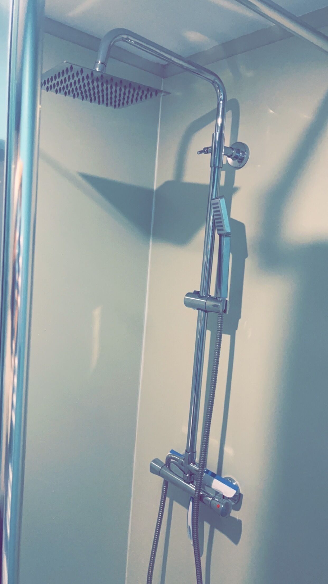 淋浴设施、毛巾、肥皂、卫生纸