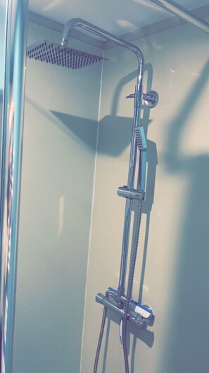 Douche, serviettes fournies, savon, papier toilette