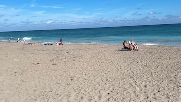 Beach nearby, sun loungers, beach towels