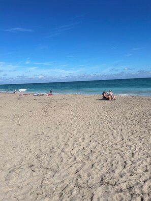 Plage à proximité, chaises longues, serviettes de plage