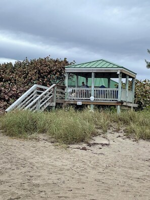 Property grounds - Charming Beach Cottage in Windmill Village located on Hutchinson Island. (Jensen Beach)