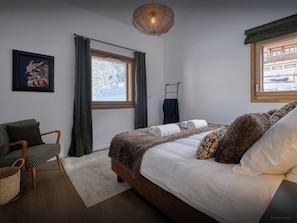 4 bedrooms, iron/ironing board, WiFi, bed sheets