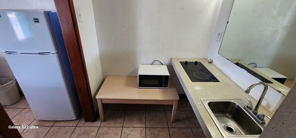 Rom, 1 kingsize-seng, ikke-røyk, tekjøkken | Eget tekjøkken | Minikjøleskap, mikrobølgeovn og spisebord