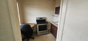 Room, 1 Queen Bed, Non Smoking, Kitchenette