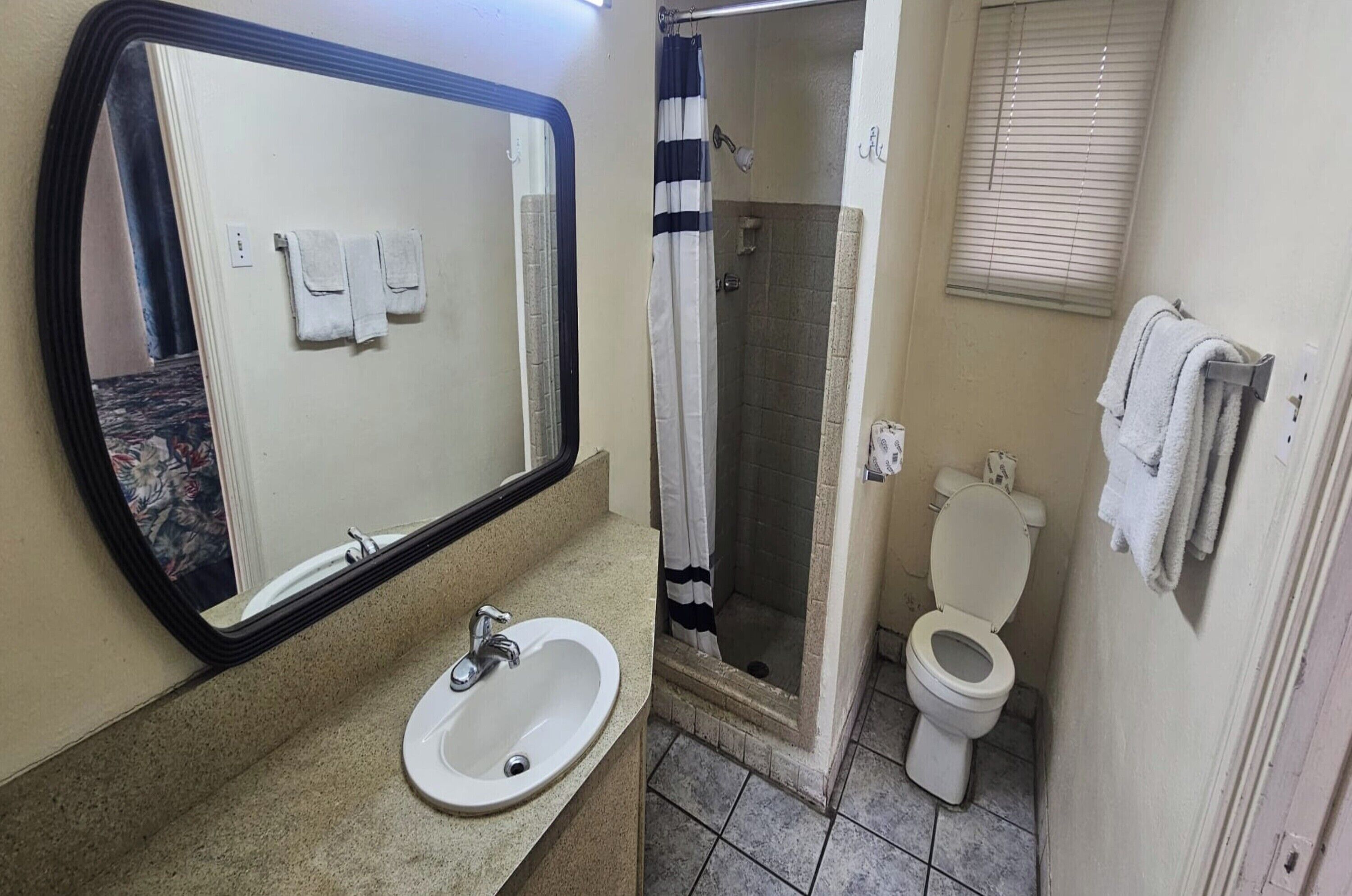 Shower, free toiletries, towels