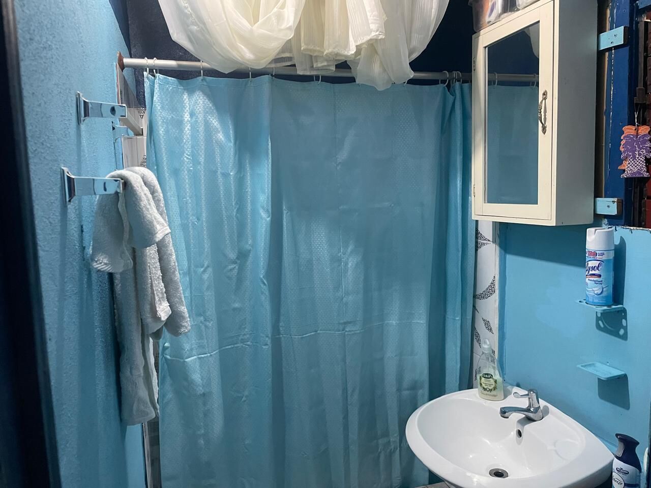 Douche, sèche-cheveux, serviettes fournies, savon