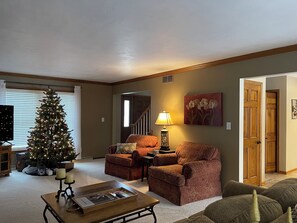 Interior - Spacious 4-bedroom house in De Pere with WiFi, AC. 3-4 miles from Lambeau Field (De Pere)