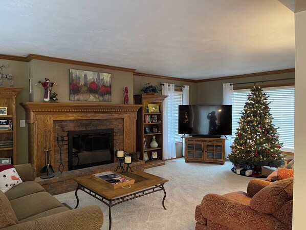 TV - Spacious 4-bedroom house in De Pere with WiFi, AC. 3-4 miles from Lambeau Field (De Pere)