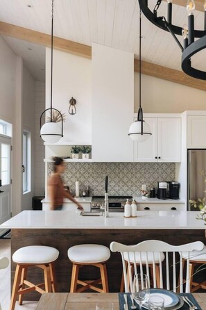 Fridge, microwave, oven, stovetop - Nature & Confort: 3-bedroom cottage near Tremblant (Mont-Tremblant)