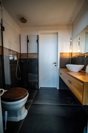 Hårtørrer, håndklæder, Sæbe, Toiletpapir
