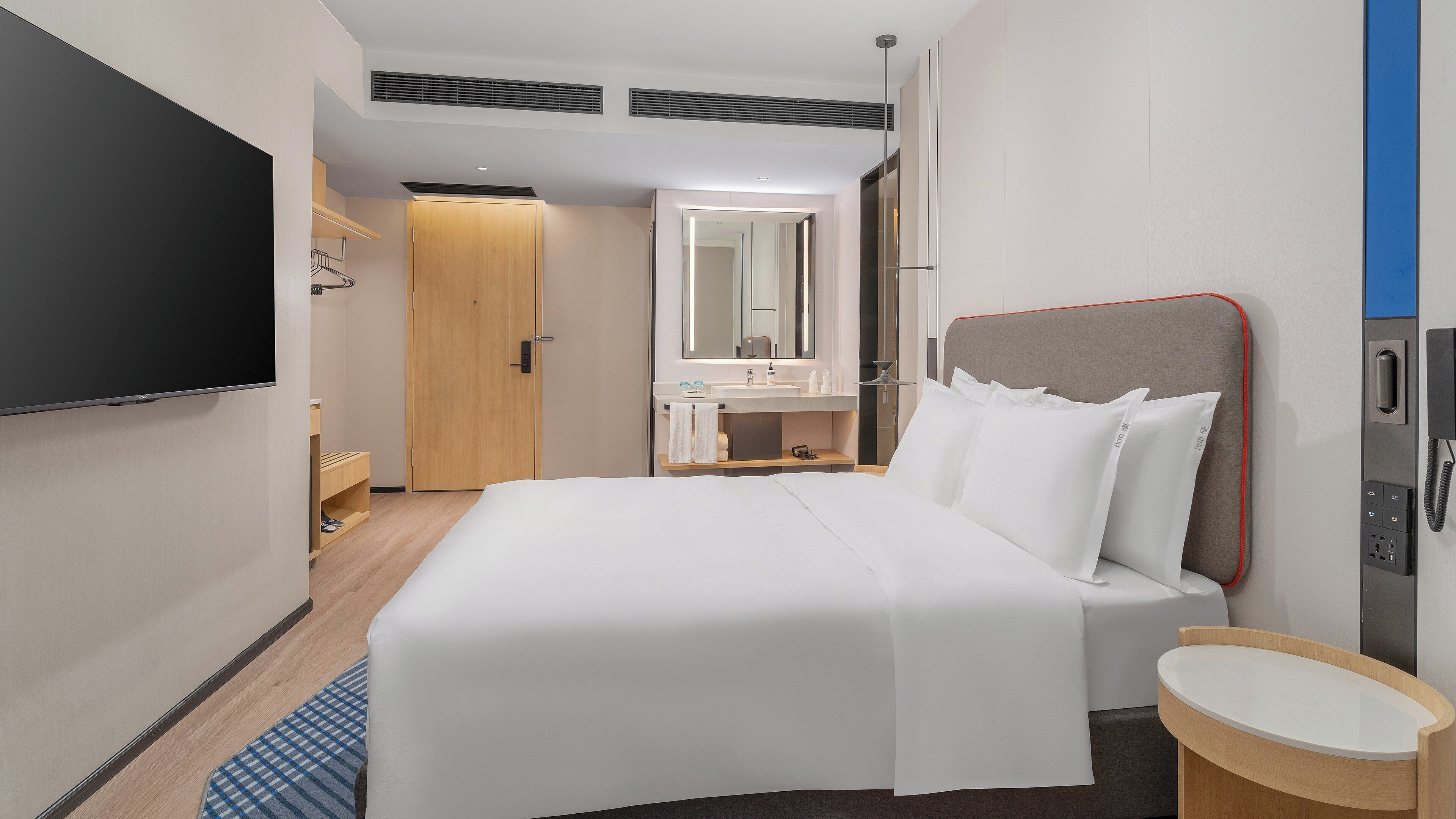 Chăn bông, bàn, màn/rèm cản sáng, phòng cách âm 