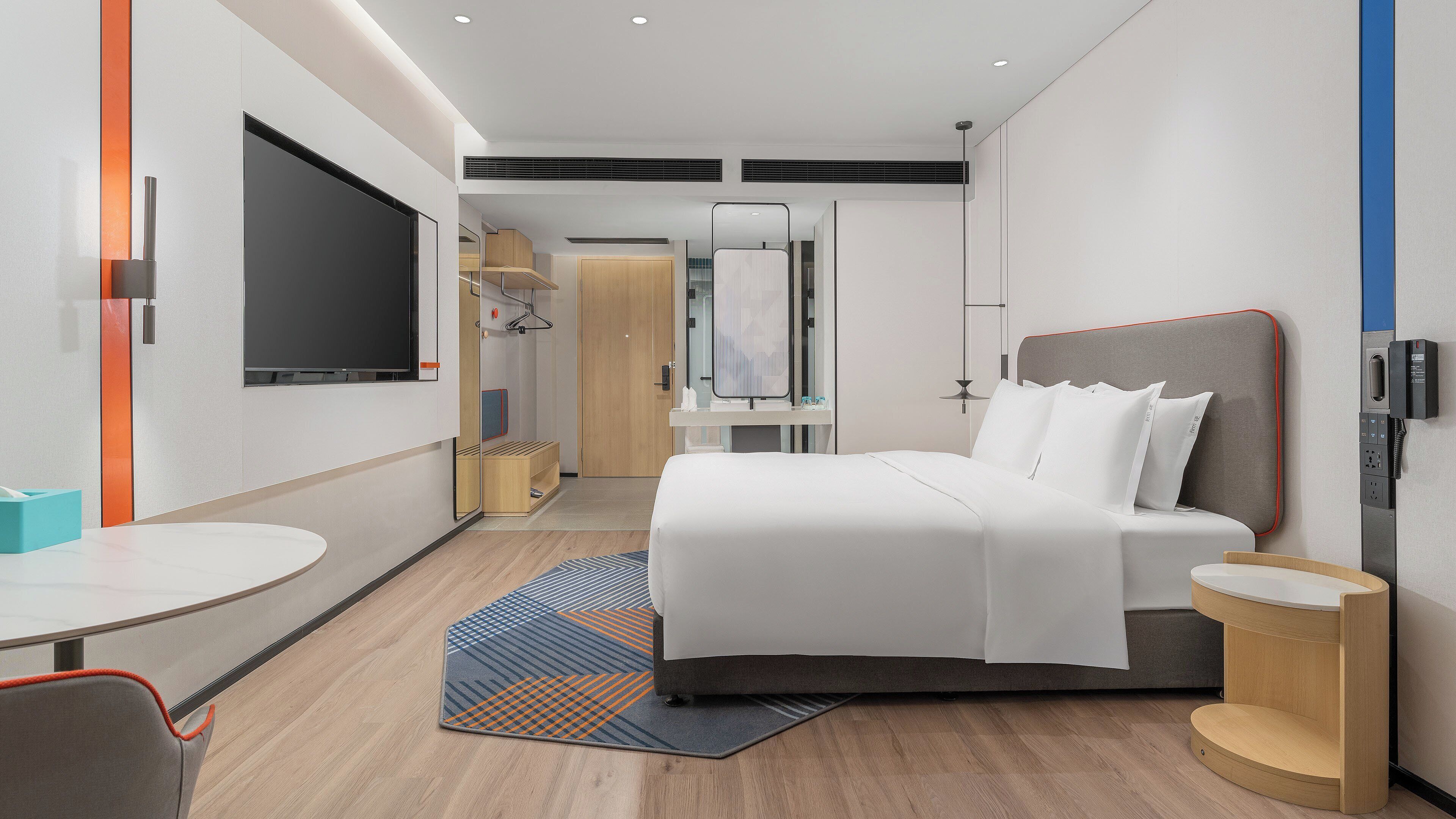 羽毛の掛け布団、デスク、遮光カーテン、防音設備