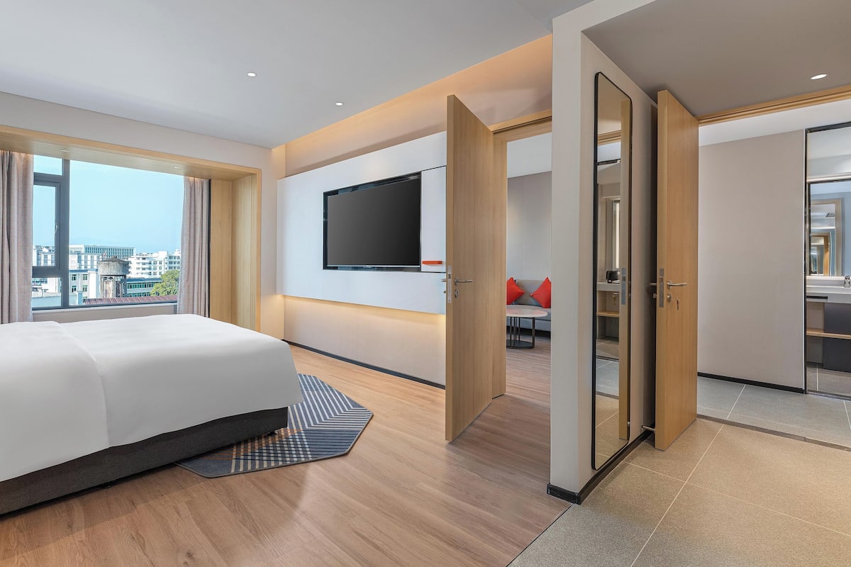 1 Bedroom Suite Stocked Minibar | Down comforters, desk, blackout drapes, soundproofing