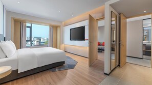 1 Bedroom Suite Stocked Minibar | Down duvets, desk, blackout curtains, soundproofing - Holiday Inn Express Longyan Liancheng by IHG (Longyan)