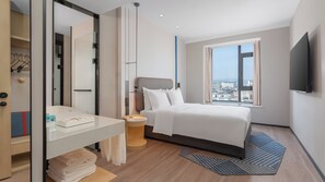 Rom – standard, 1 queensize-seng | Dundyner, skrivebord, blendingsgardiner og lydisolert