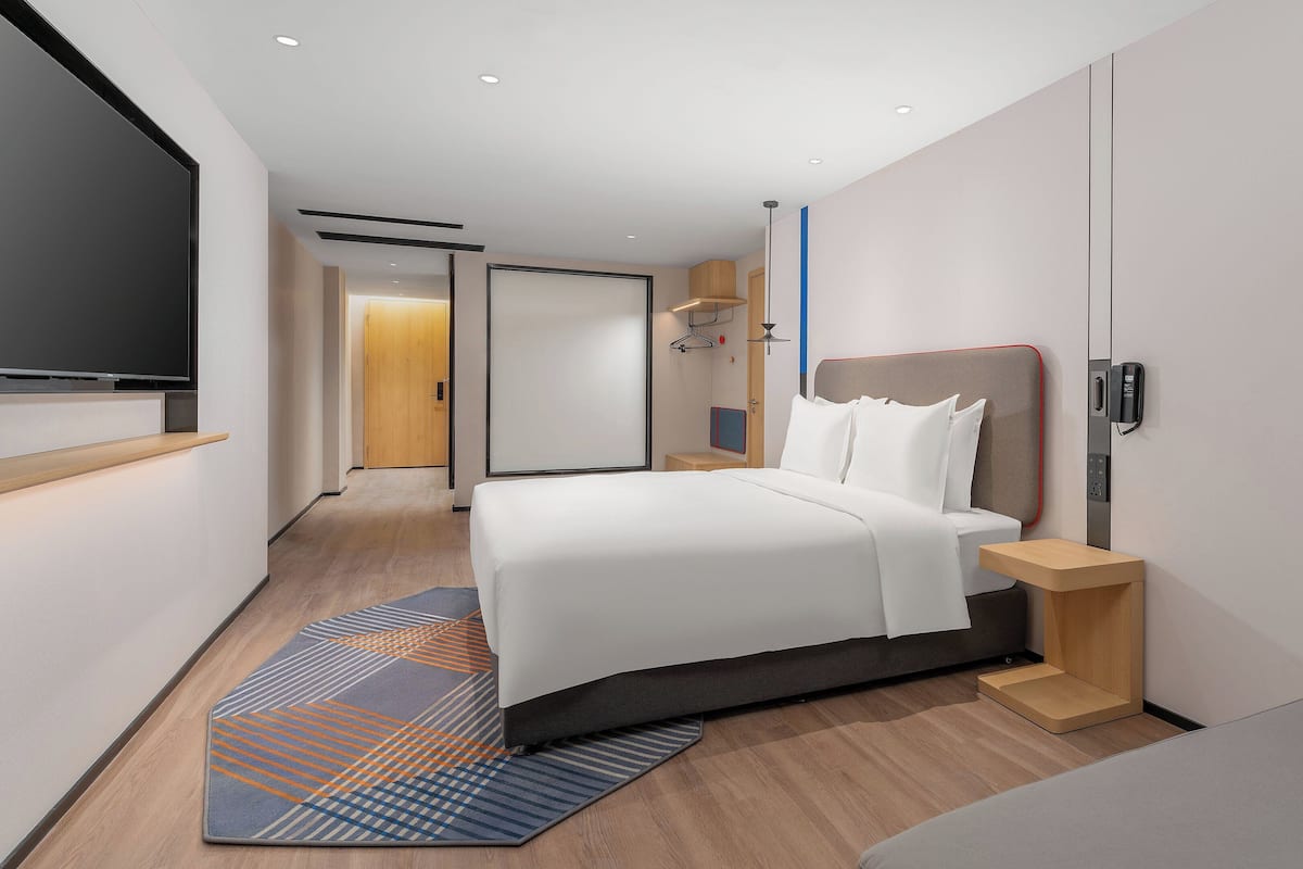 1 King Standard Accessible | Down comforters, desk, blackout drapes, soundproofing
