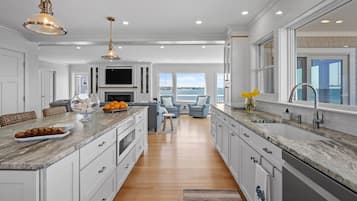 KylskÄp, mikrovÄgsugn, ugn och spishÀll