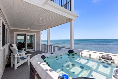 Waterfront Estate w/360 views, Hot Tub, Sleeps 12!