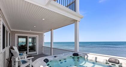 Waterfront Estate w/360 views, Hot Tub, Sleeps 12!